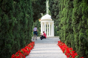 Delegates visit the Monument Gardens