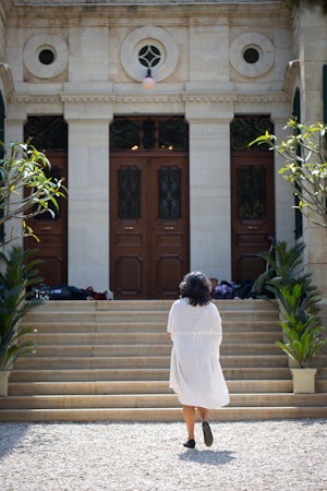 A delegate approaches the House of ‘Abdu’l-Baha